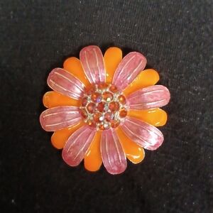 Avon Daisy Flower Brooch